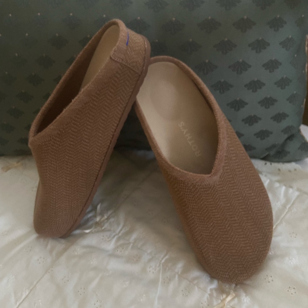 Rothy’s Casual Clog in Butternut. Contoured EverDreamy Footbed with arch support